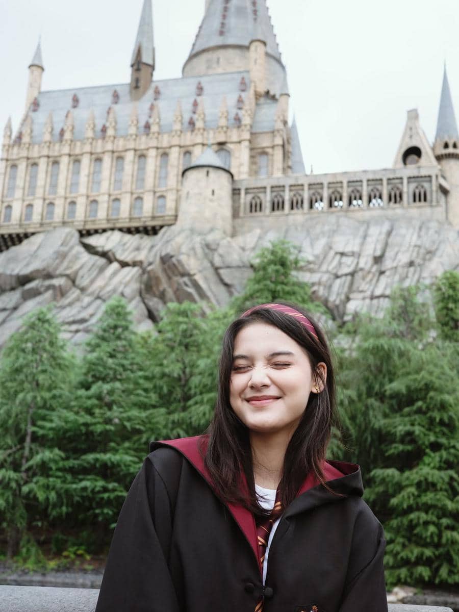 Callista Arum berjubah penyihir di Universal Studio Jepang