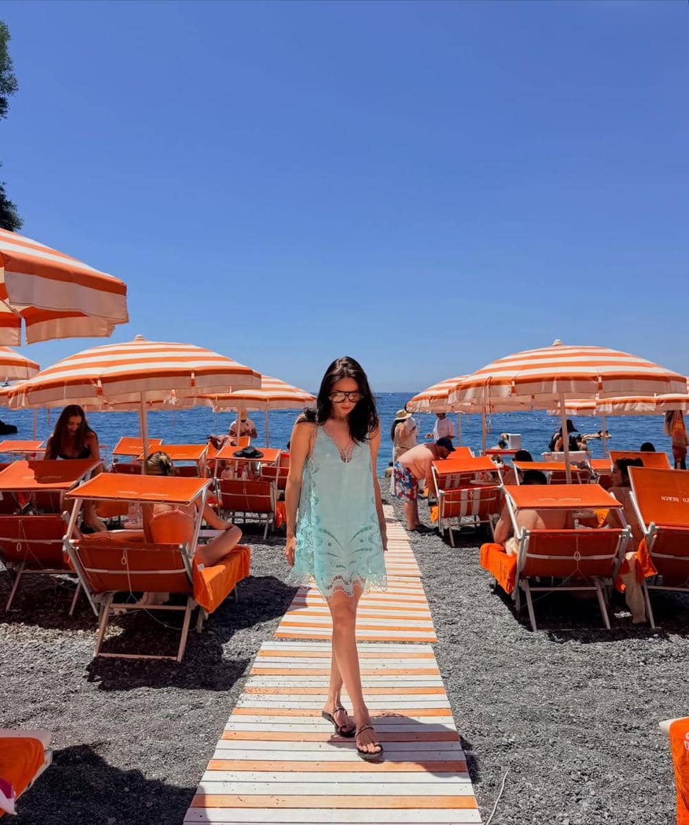 Enzy Storia dan sahabat bersantai di Arienzo Beach Club