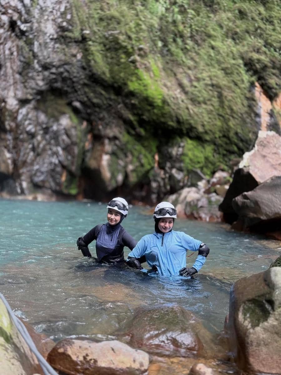Ria Ricis jajal olahraga ekstrem canyoning