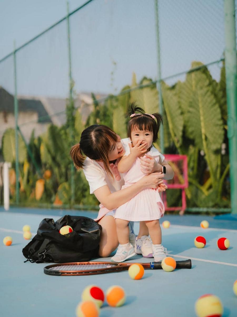 Photoshoot Gritte Agatha dan anak di lapangan tenis