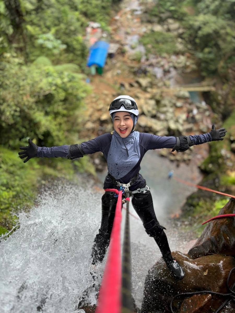 Ria Ricis jajal olahraga ekstrem canyoning