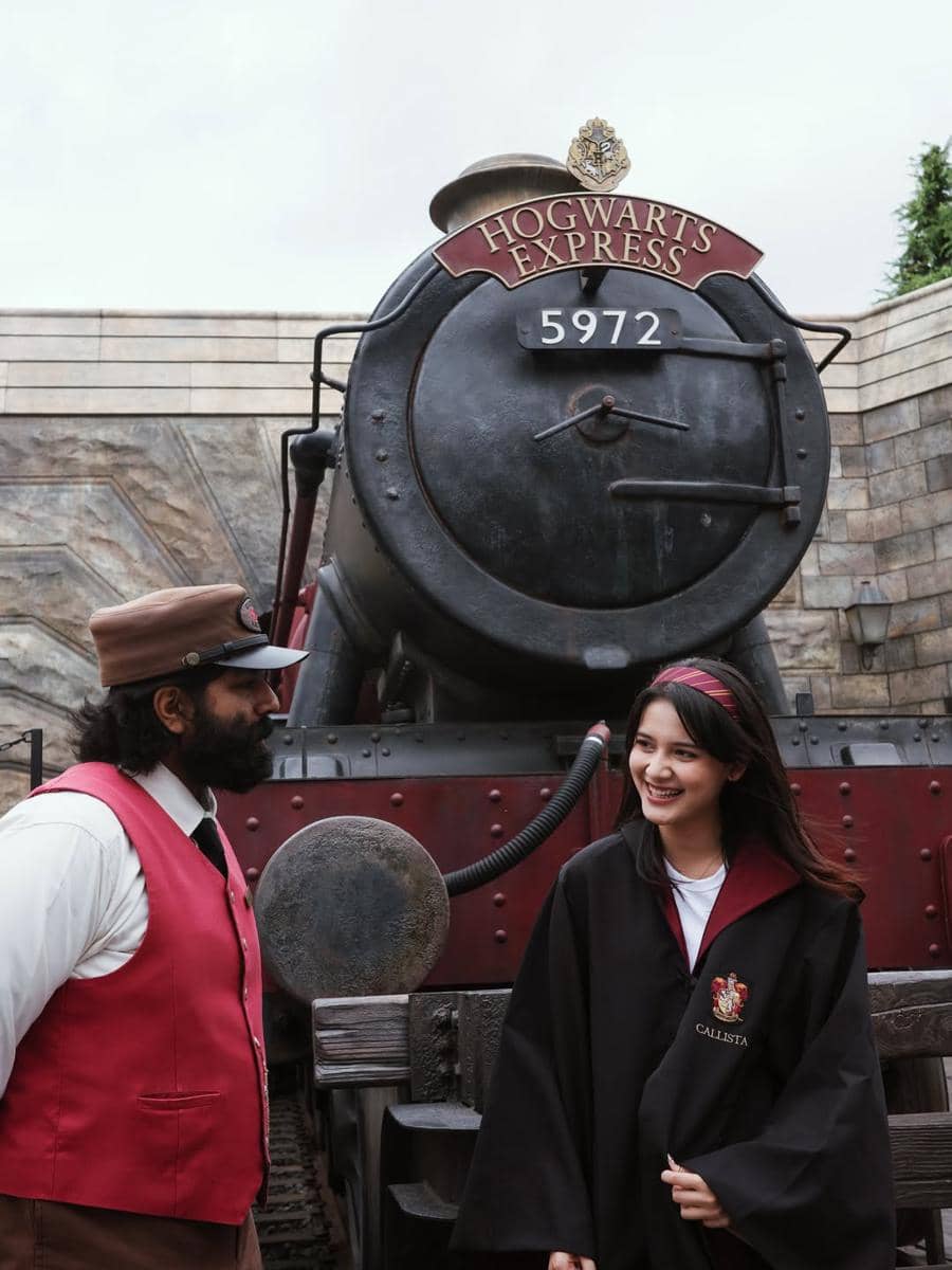 Callista Arum berjubah penyihir di Universal Studio Jepang