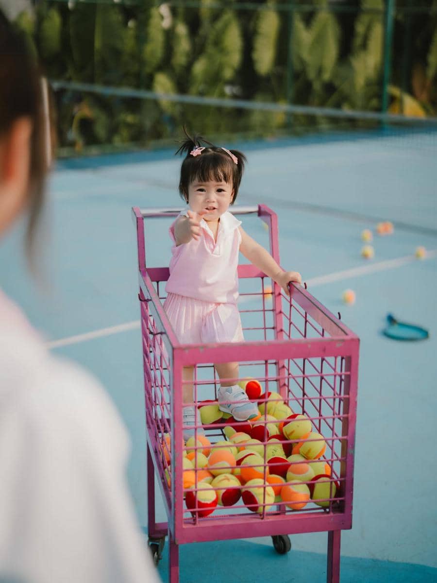 Photoshoot Gritte Agatha dan anak di lapangan tenis