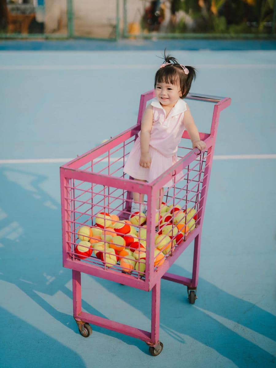Photoshoot Gritte Agatha dan anak di lapangan tenis