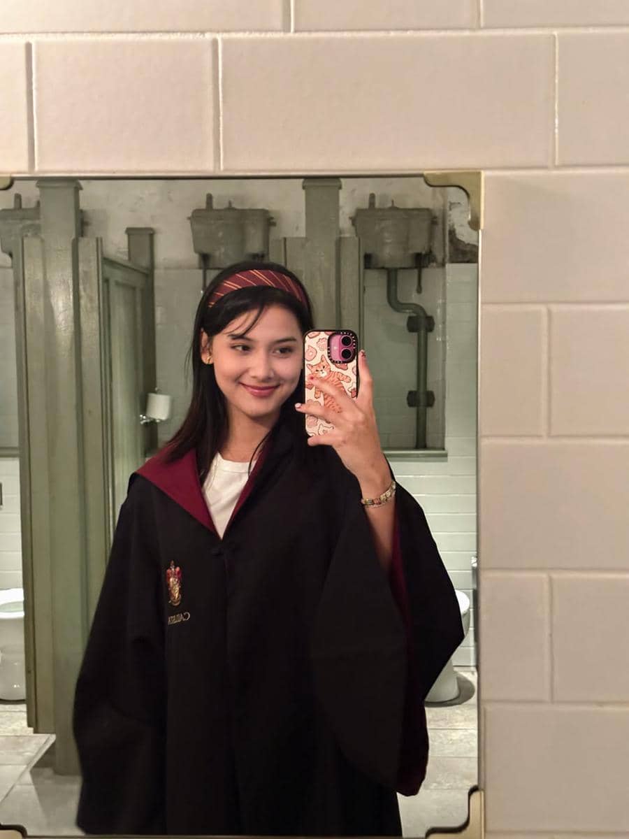 Callista Arum berjubah penyihir di Universal Studio Jepang