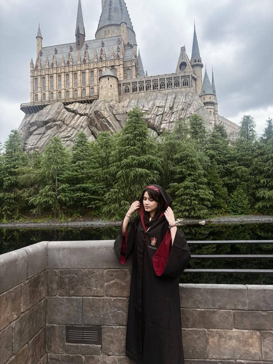 Callista Arum berjubah penyihir di Universal Studio Jepang