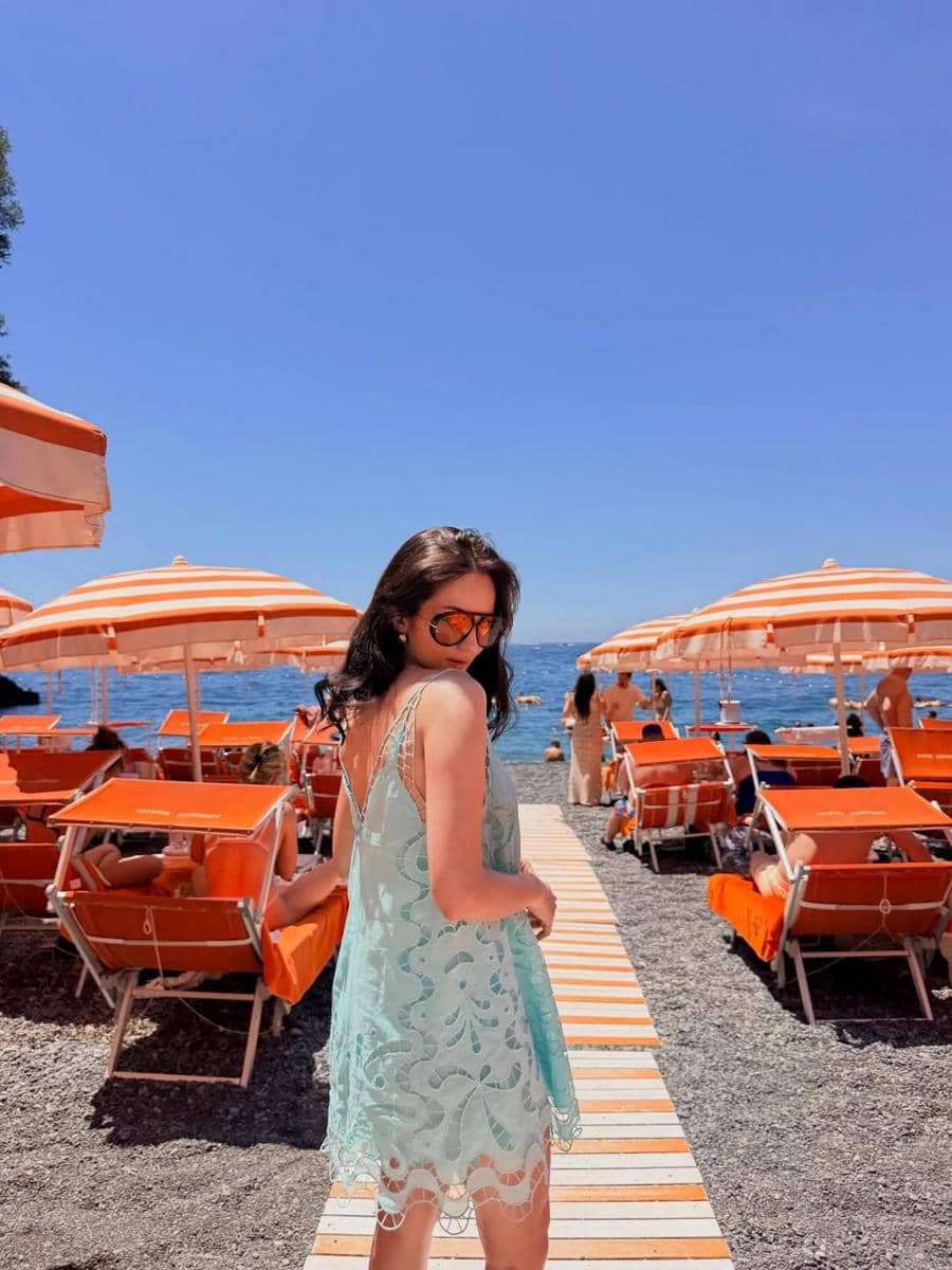 Enzy Storia dan sahabat bersantai di Arienzo Beach Club