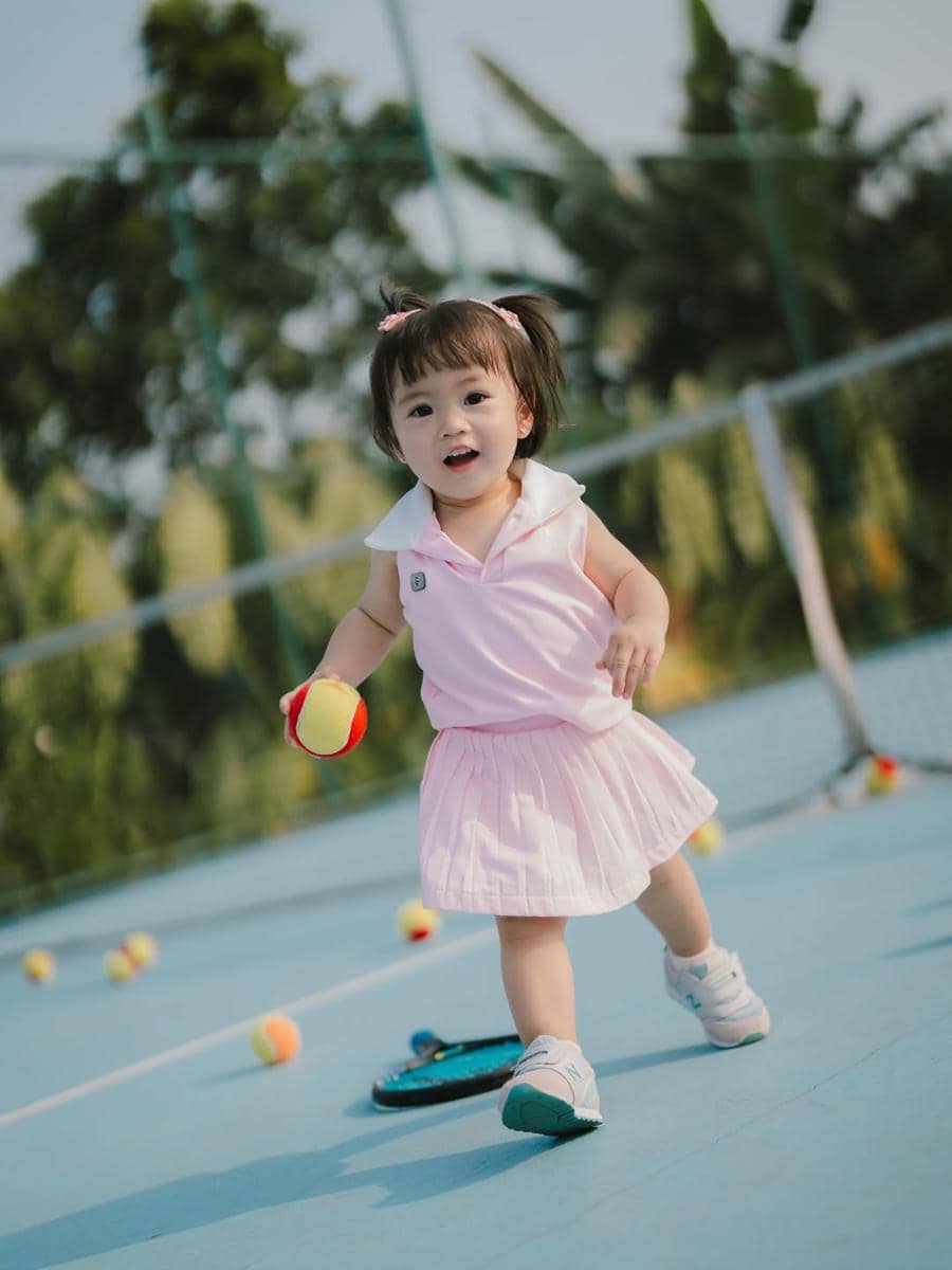 Photoshoot Gritte Agatha dan anak di lapangan tenis