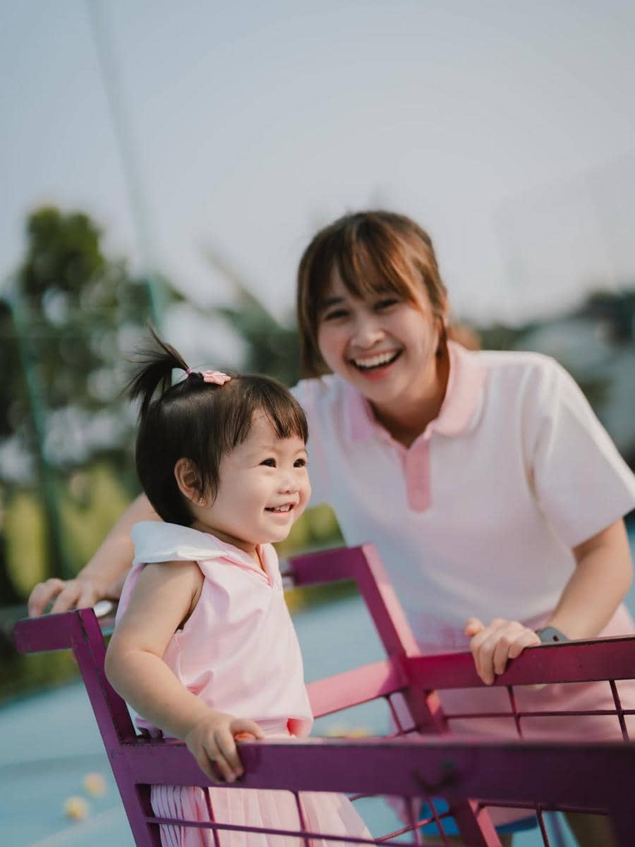 Photoshoot Gritte Agatha dan anak di lapangan tenis