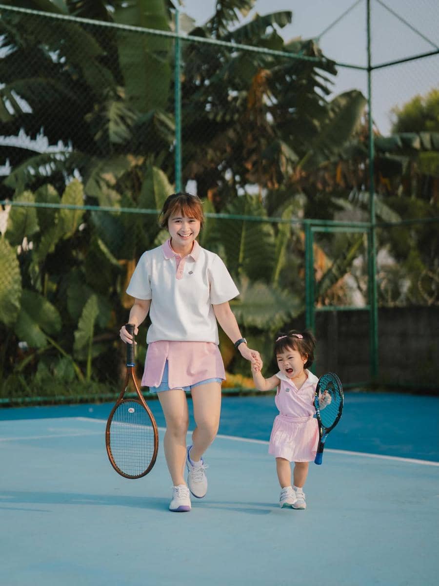 Photoshoot Gritte Agatha dan anak di lapangan tenis