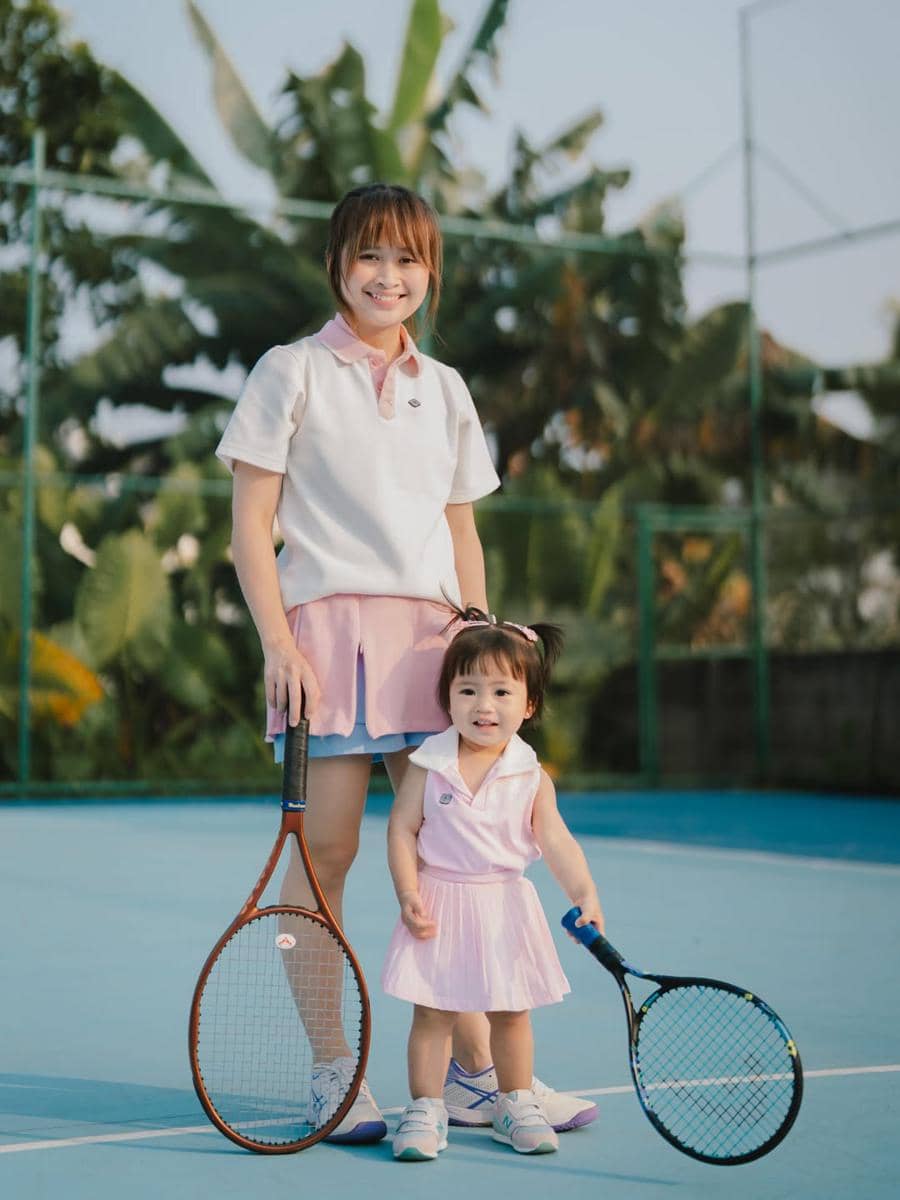 Photoshoot Gritte Agatha dan anak di lapangan tenis