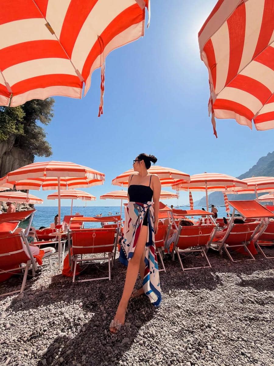 Enzy Storia dan sahabat bersantai di Arienzo Beach Club