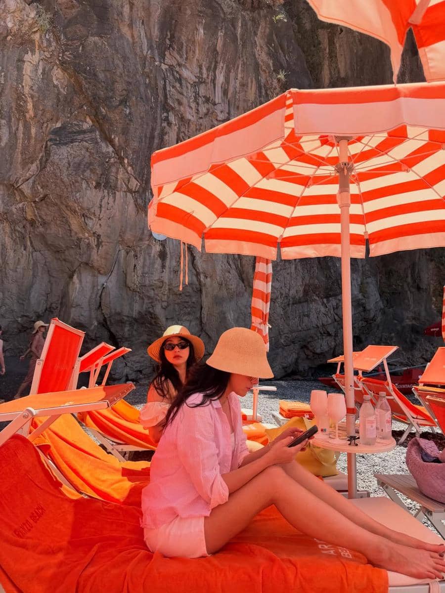 Enzy Storia dan sahabat bersantai di Arienzo Beach Club