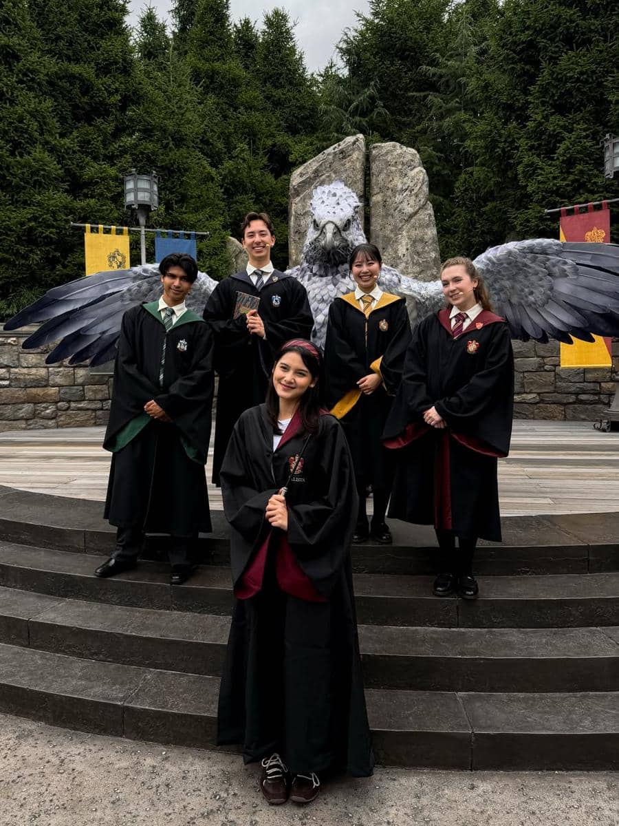 Callista Arum berjubah penyihir di Universal Studio Jepang
