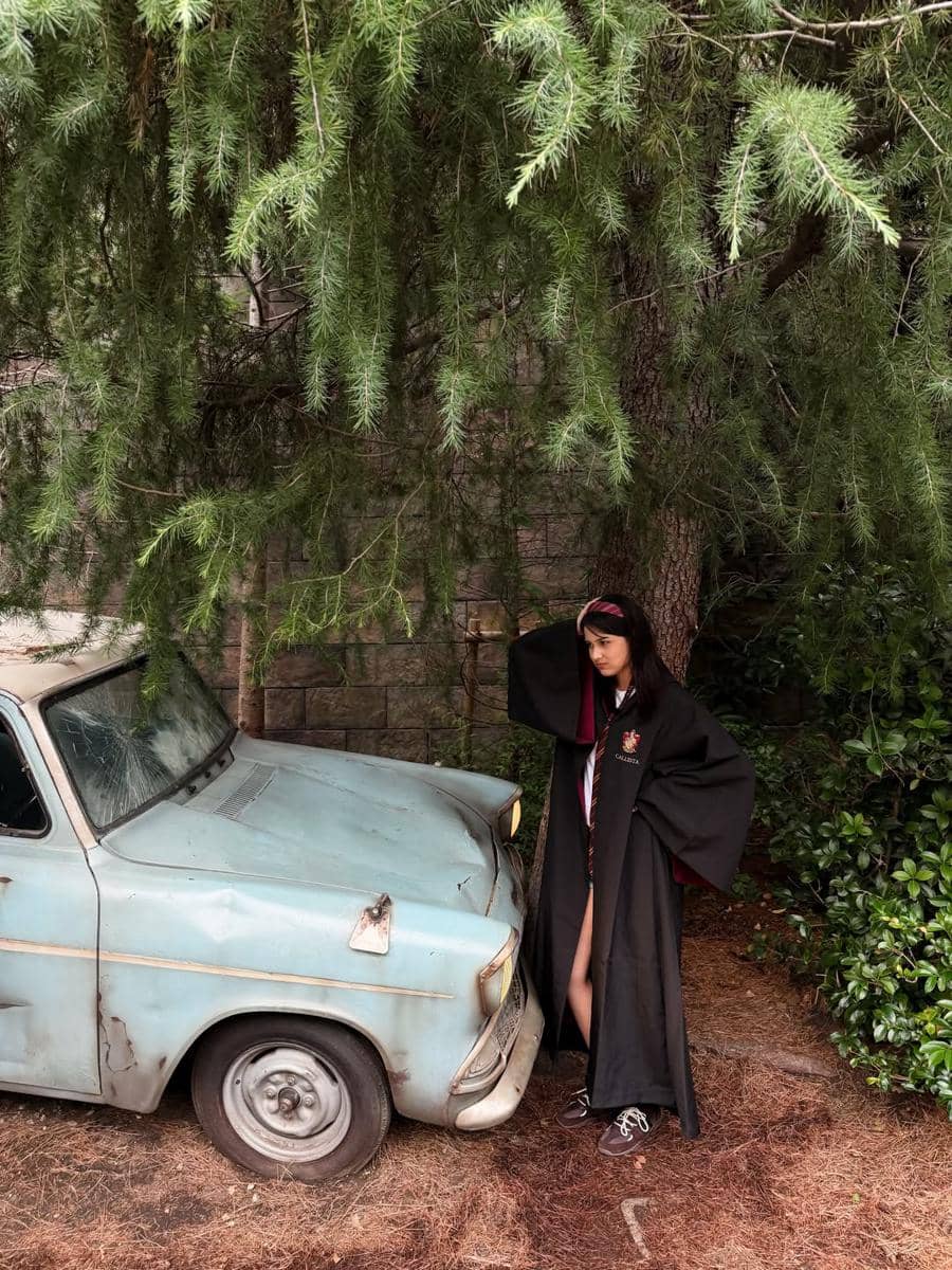 Callista Arum berjubah penyihir di Universal Studio Jepang