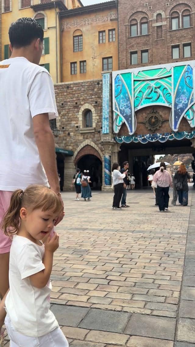 Keluarga Jennifer Coppen liburan di Tokyo Disney Sea