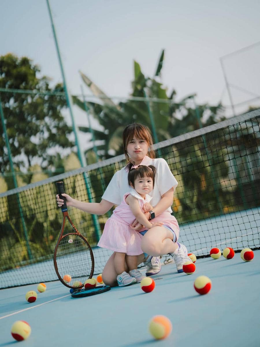 Photoshoot Gritte Agatha dan anak di lapangan tenis