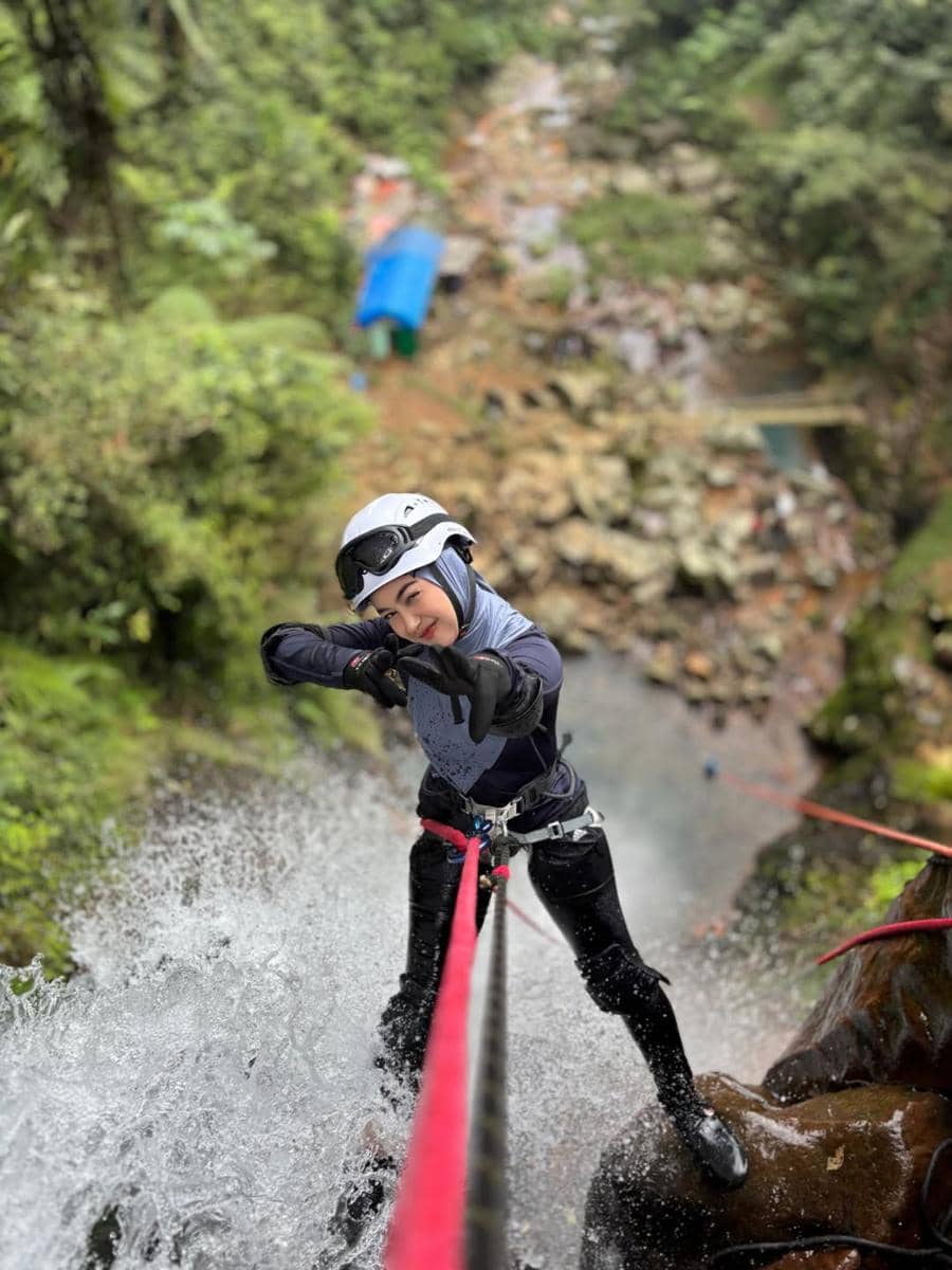 Ria Ricis jajal olahraga ekstrem canyoning