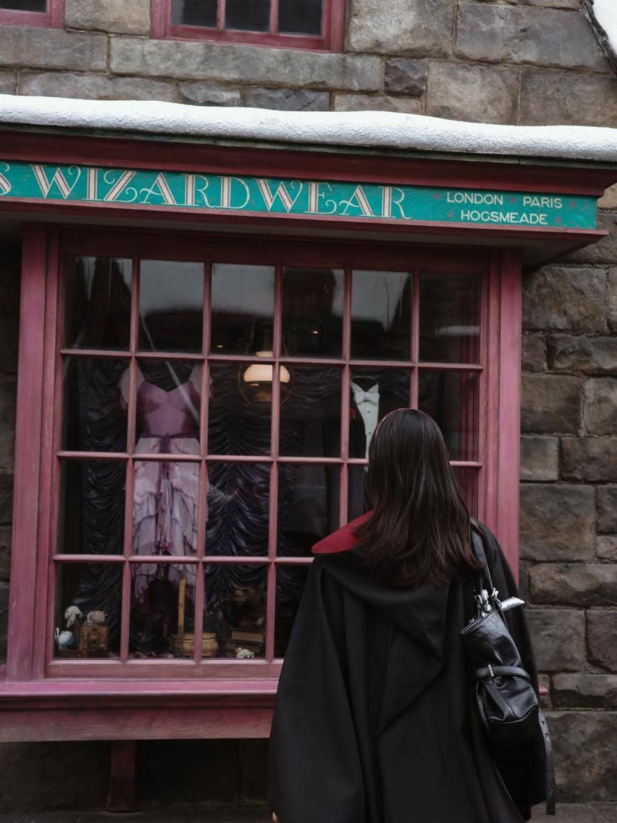 Callista Arum berjubah penyihir di Universal Studio Jepang