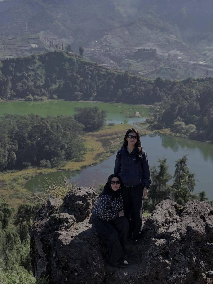 Sintya Marisca liburan bareng keluarga di Dieng