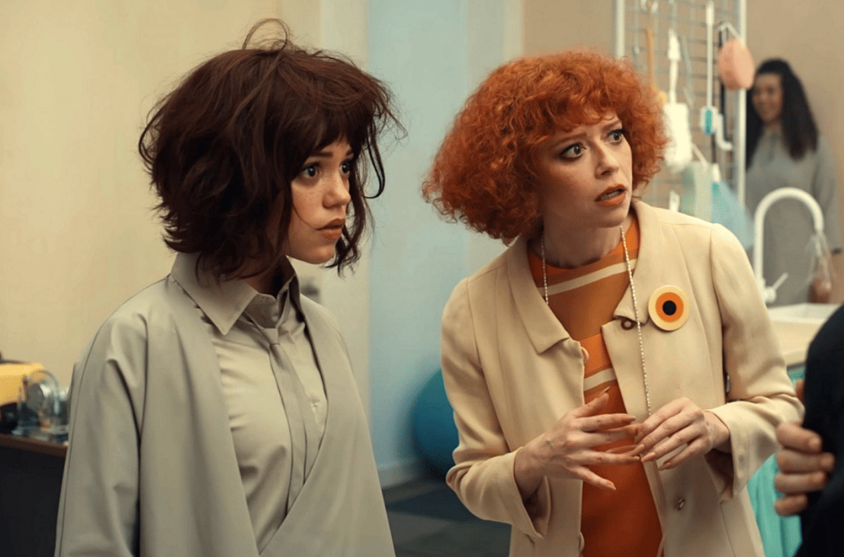 Jenna Ortega dana Natasha Lyonne dalam Klara and The Sun