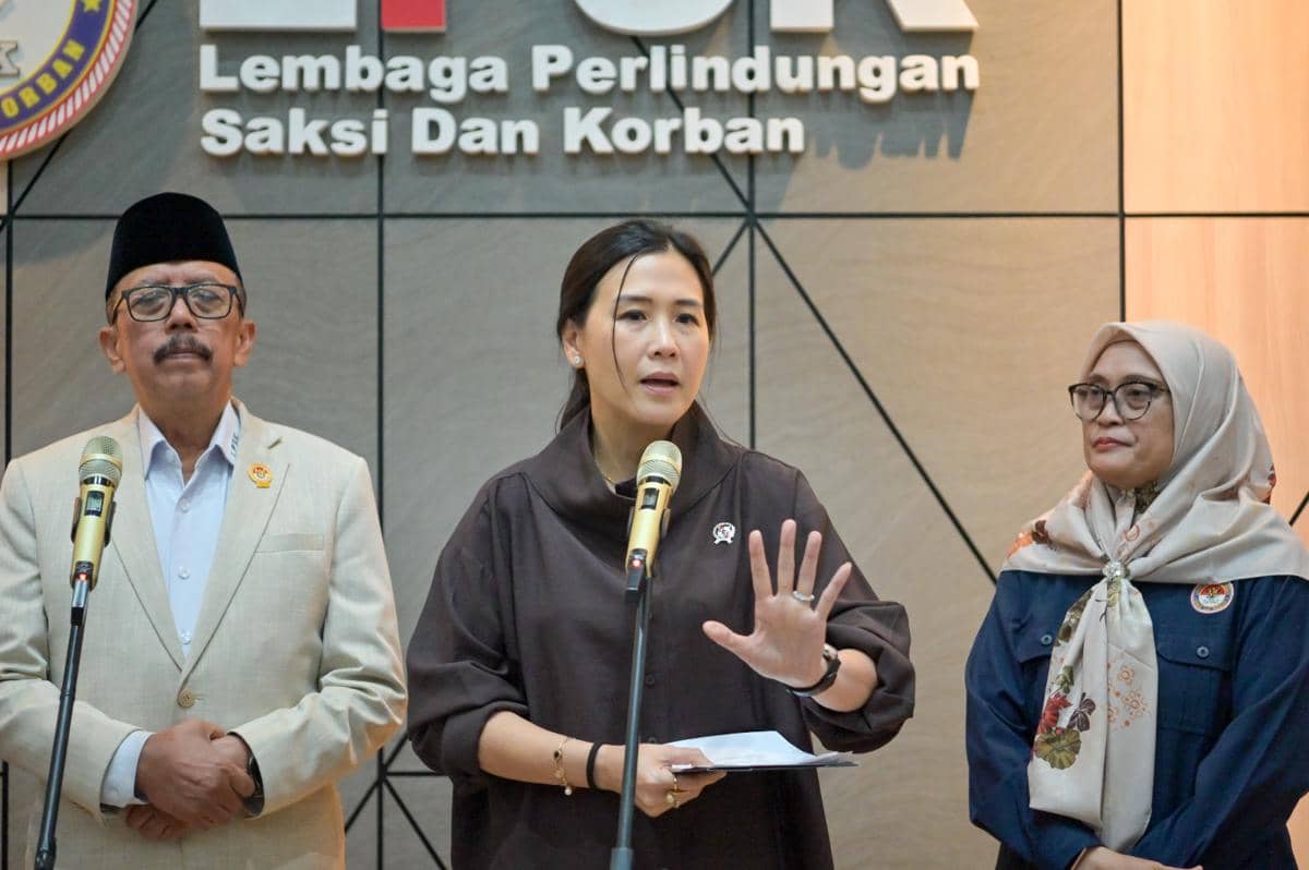 Wamen PPPA Veronica Tan dan LPSK menggelar konferensi pers terkait penanganan kasus YTR, yang disekap oleh kekasihnya di Bandung, Jawa Barat