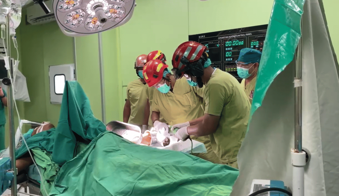 Jari Hampir Putus, Pekerja Penggiling Daging Dievakuasi Damkar