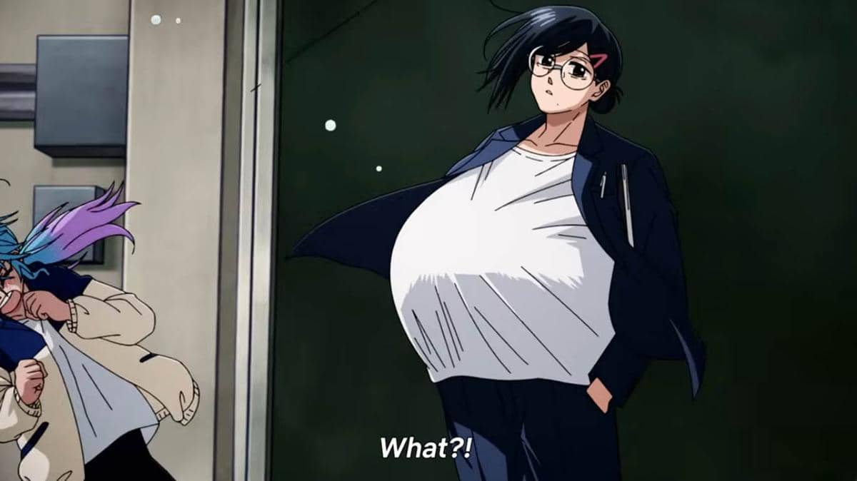 Karakter anime berperut besar mengenakan kacamata dan jaket biru sambil berdiri dengan ekspresi tenang di depan seseorang yang terkejut.