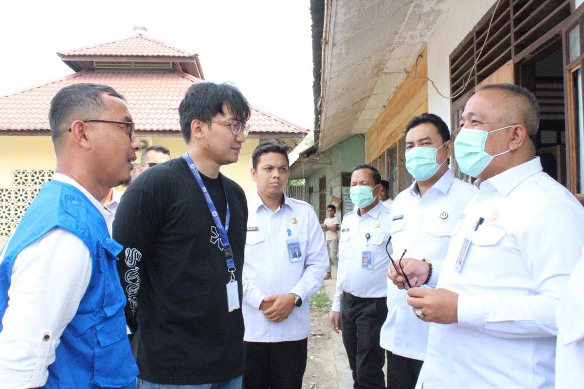 Petugas Imigrasi Surabaya menggiring delapan WN China yang dideportasi akibat pelanggaran izin tinggal. 