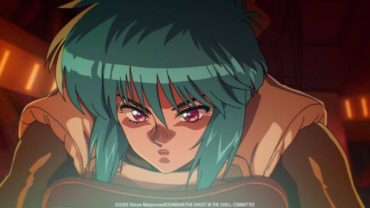 Karakter anime berambut biru dengan ekspresi serius menatap ke depan dalam adegan dari The Ghost in the Shell produksi Science SARU.