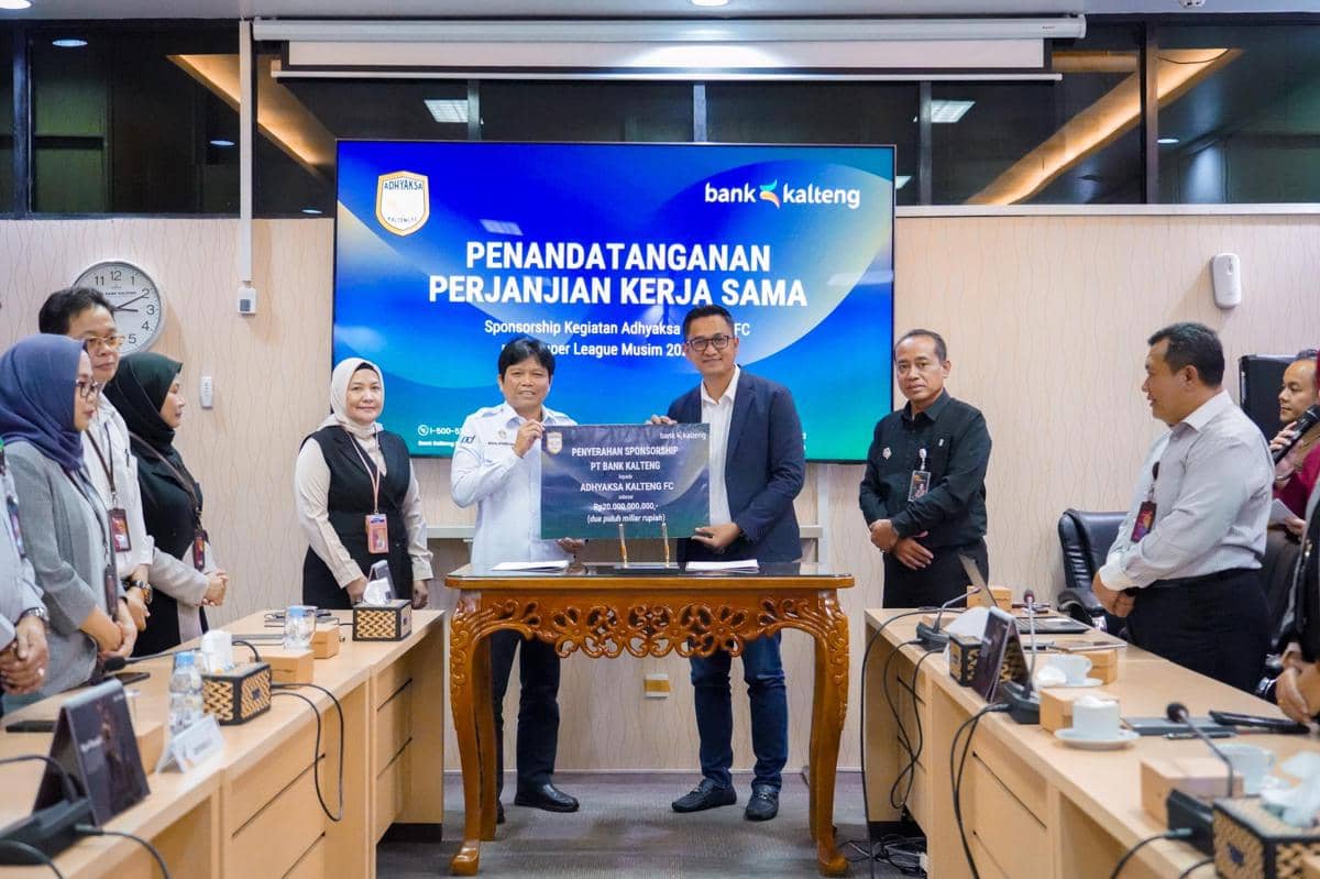 Perwakilan Adhyaksa FC dan Bank Kalteng berpose setelah penandatanganan perjanjian kerja sama sponsorship di ruang rapat.