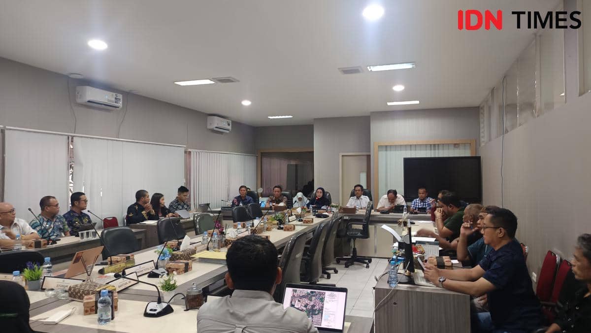Suasana rapat dengar pendapat di ruang sidang DPRD Sulawesi Selatan membahas rencana pembangunan PSEL di Kecamatan Tamalanrea, Makassar.