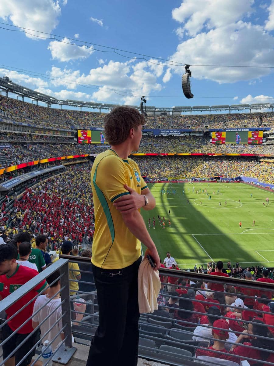 Seorang penonton mengenakan jersey Brasil berdiri di tribun stadion besar yang dipenuhi penonton saat pertandingan fase grup Piala Dunia 2026.