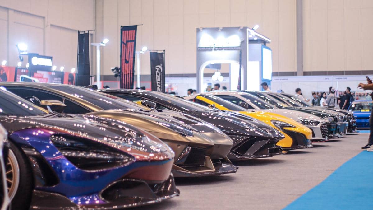 Deretan mobil sport hasil modifikasi dengan berbagai warna mencolok dipamerkan di ajang Indonesia Modification Expo (IMX).