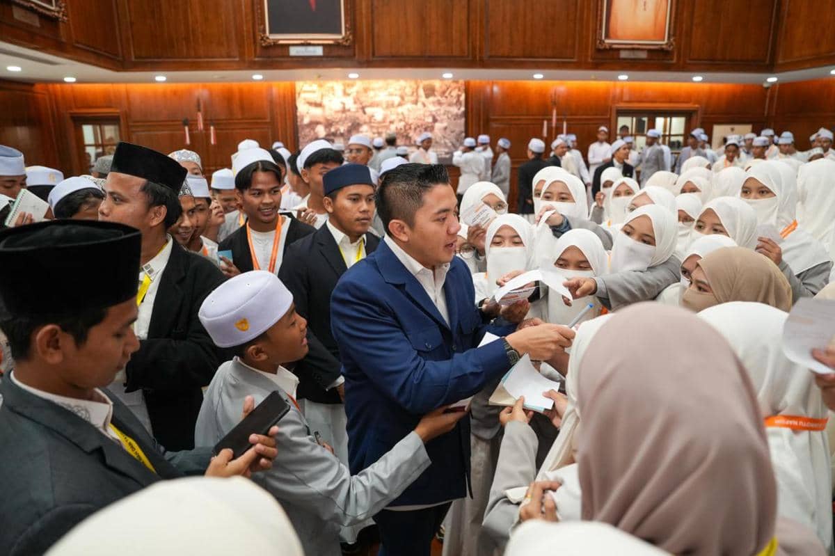 Ratusan Santri Kunjungi Istana, Disambut Langsung Seskab Teddy