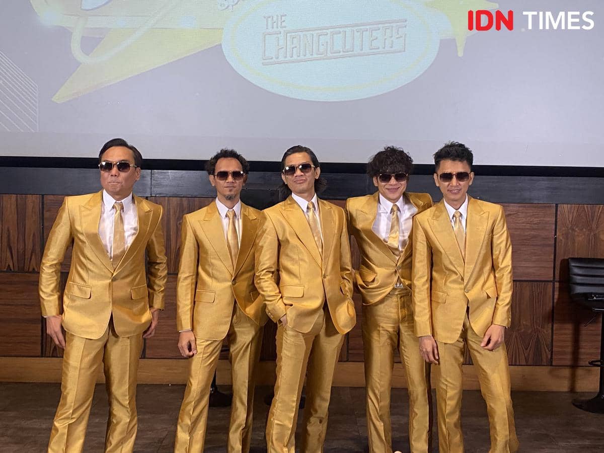 Lima pria mengenakan setelan jas berwarna emas dan kacamata hitam berpose bersama di acara konferensi pers di Kemang, Jakarta Selatan.