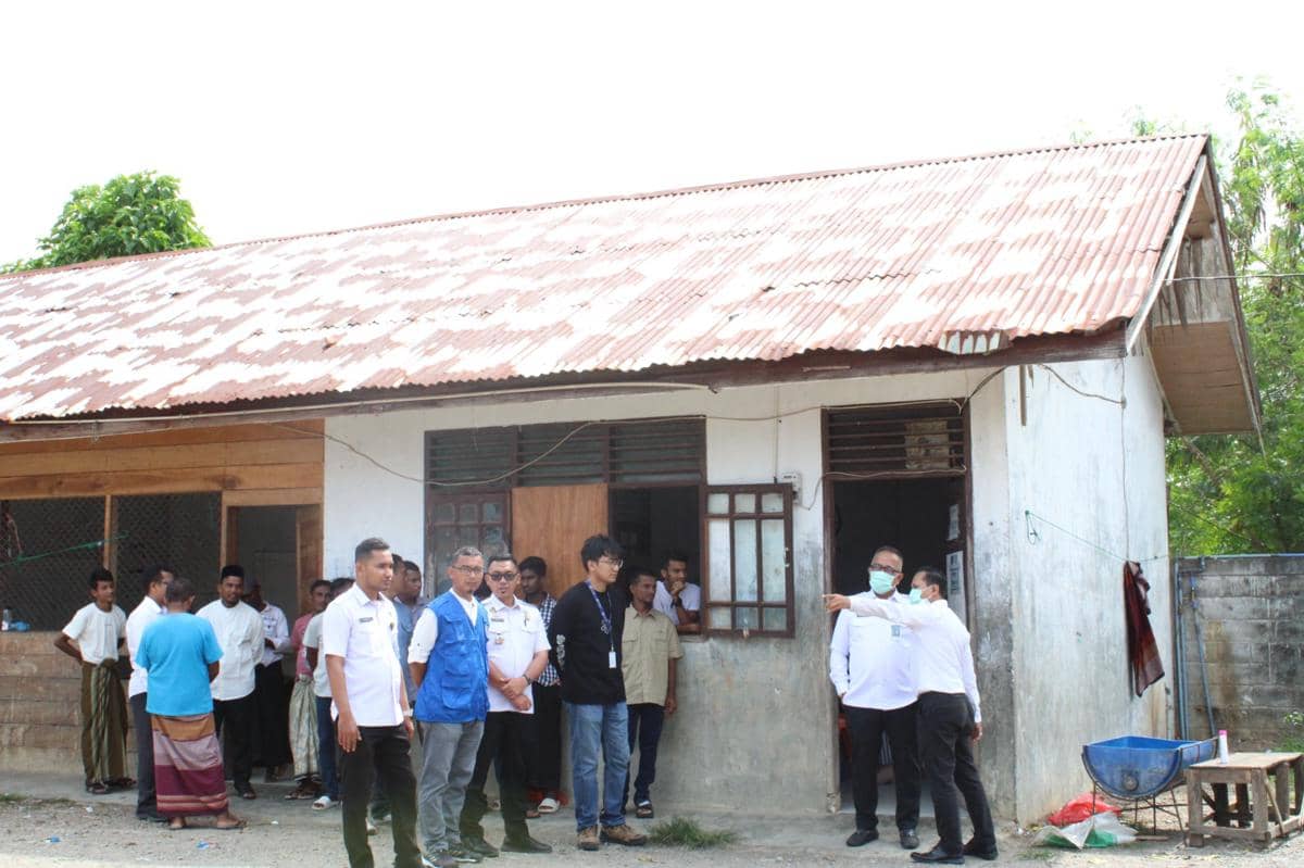 Petugas Imigrasi Surabaya menggiring delapan WN China yang dideportasi akibat pelanggaran izin tinggal. 