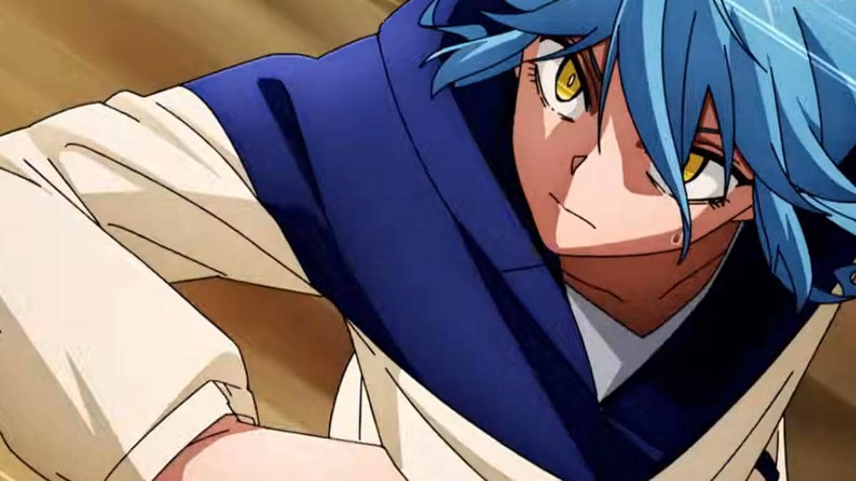 Akira Akao berambut biru dengan mata kuning tampak serius mengenakan pakaian putih dan biru dalam adegan anime Sakamoto Days S2.