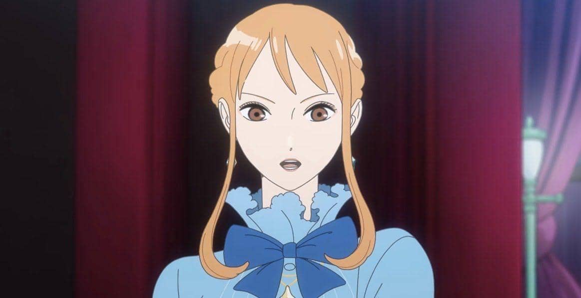 Karakter perempuan berambut pirang mengenakan gaun biru dengan pita besar berdiri di depan tirai merah dalam anime One Piece: Heroines.