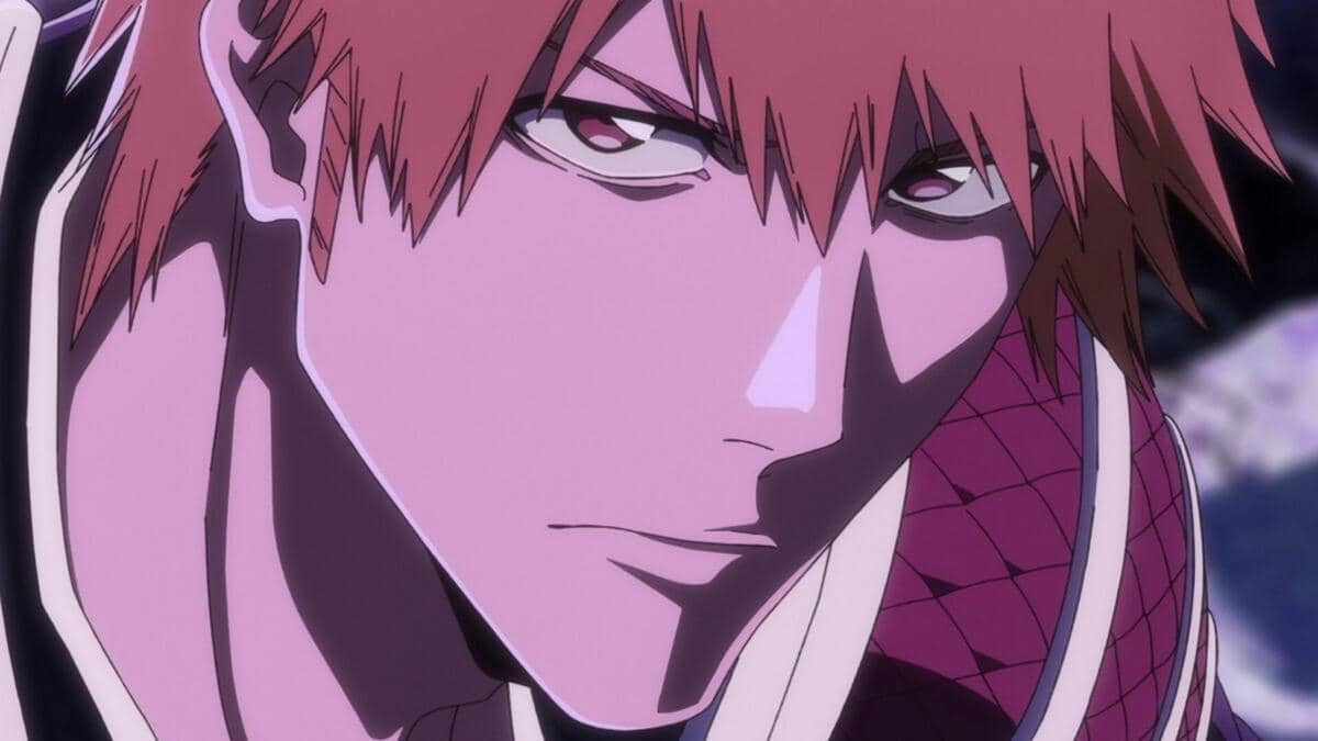 Karakter berambut oranye dari anime Bleach: Thousand-Year Blood War (Part 4) menatap tajam dengan ekspresi serius di latar gelap.