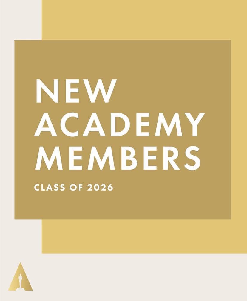 Poster bertuliskan 'New Academy Members Class of 2026' dengan latar warna emas dan logo kecil berbentuk segitiga di sudut kiri bawah.