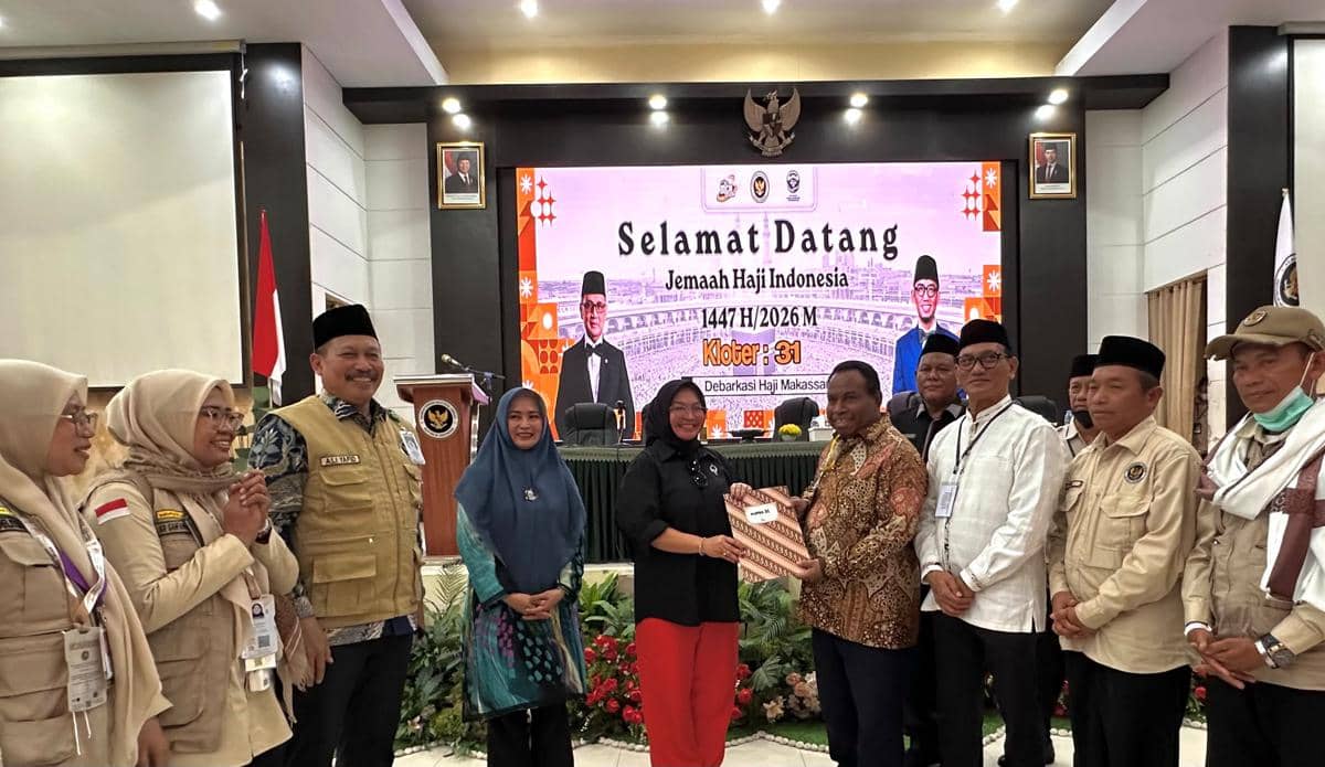  Anggota DPR RI Komisi VIII, Sri Wulan (tengah), saat saat menyambut kedatangan jemaah haji Kloter 31 Embarkasi Makassar di Asrama Haji Sudi