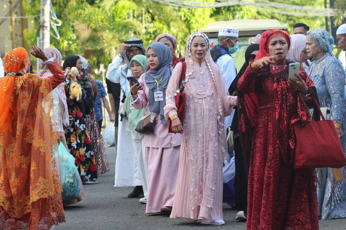 DPR Terkesan dengan Tradisi “Bling-Bling” Jemaah Haji Embarkasi Makassar