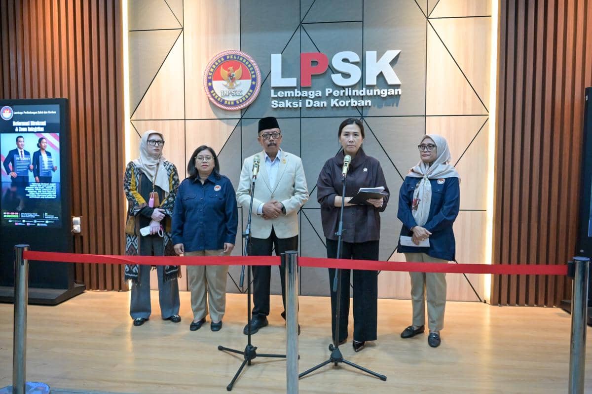 Wamen PPPA Veronica Tan dan LPSK menggelar konferensi pers terkait penanganan kasus YTR, yang disekap oleh kekasihnya di Bandung, Jawa Barat