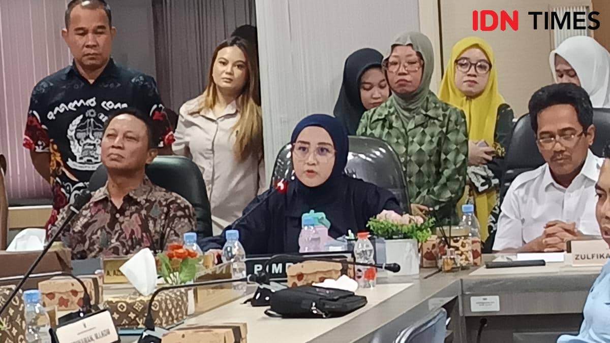 Seorang perempuan berhijab memimpin rapat dengar pendapat di ruang sidang DPRD Sulawesi Selatan bersama sejumlah peserta dan pejabat.
