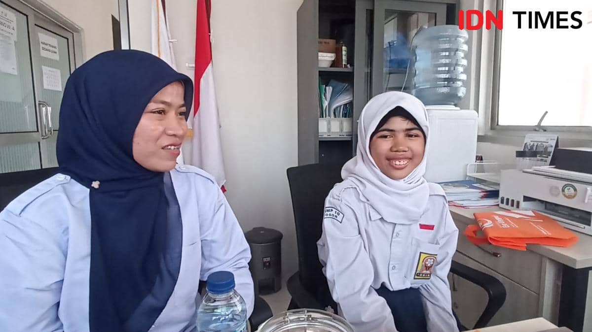 Guru Nenah di kelas VII, Nurlaila (jilbab biru) berbincang dengan Nenah di SRMP 10 Bogor. 