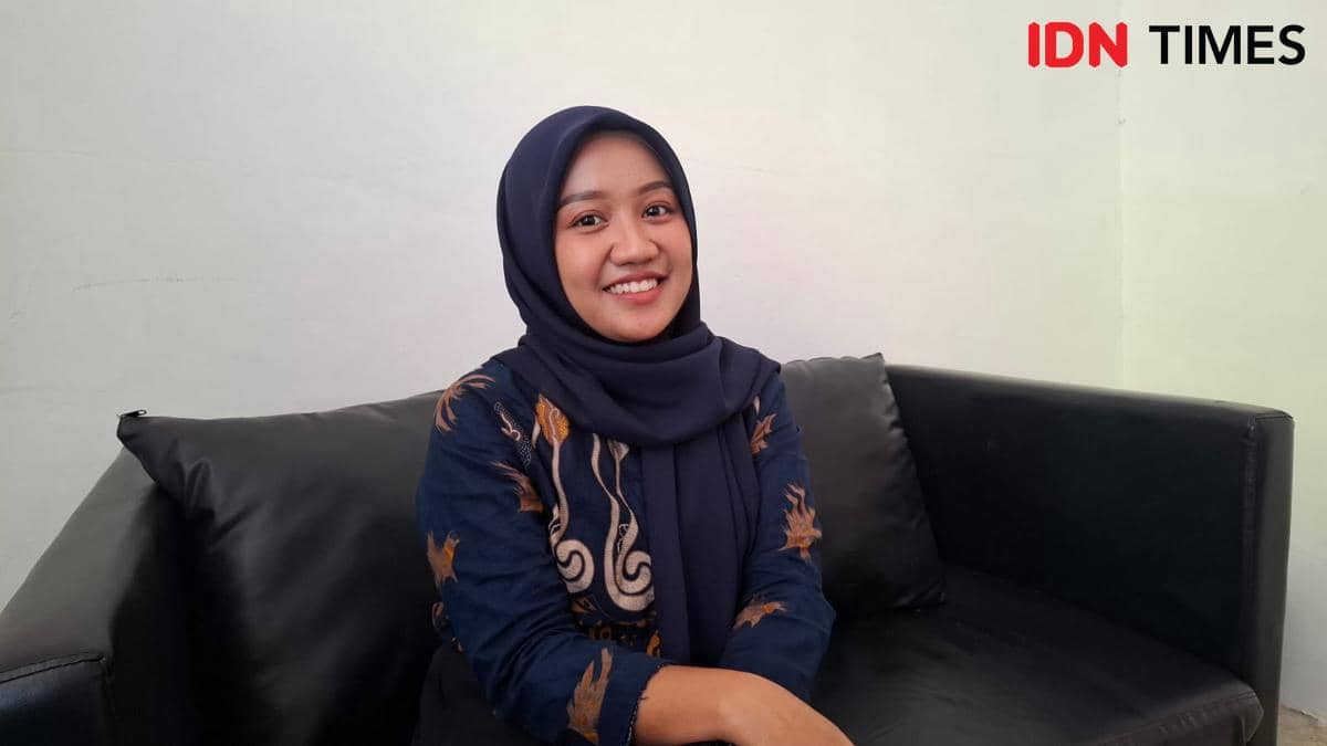 Reski Amelia (24) guru Koding dan Kecerdasan Artifisial (KKA) SRMP 23 Makassar. (Dok.IDN Times/Darsil Yahya)