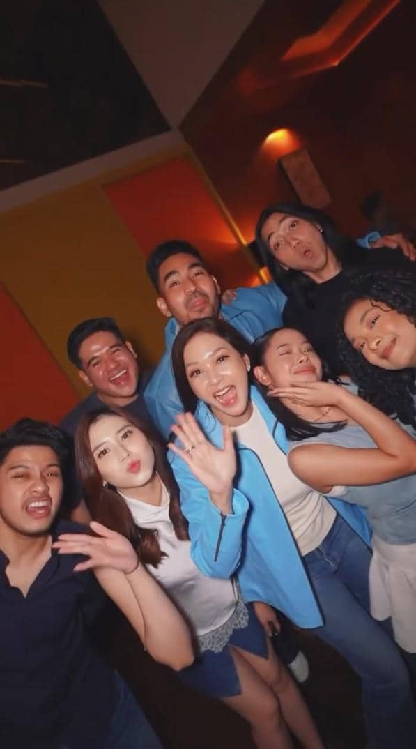 Sekelompok orang tersenyum dan berpose ceria bersama di pesta perpisahan Indonesian Idol Season 14 dengan latar ruangan hangat.