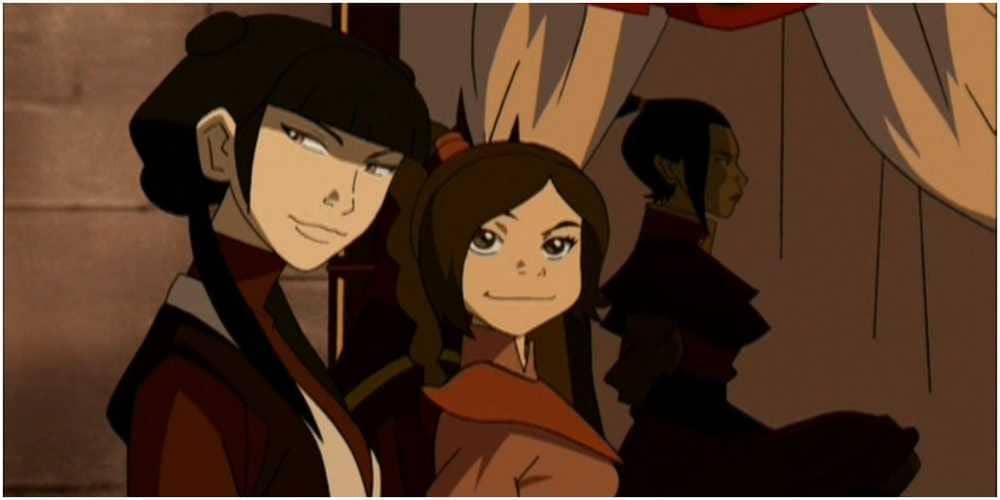 Mai dan Ty Lee berdiri berdampingan dengan ekspresi tenang di sebuah ruangan berpencahayaan hangat dalam serial animasi Avatar: The Last Airbender.
