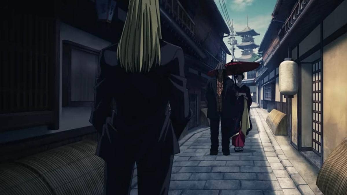 Dua karakter anime berjalan di jalan tradisional Jepang dengan bangunan kayu dan lentera kertas di siang hari.
